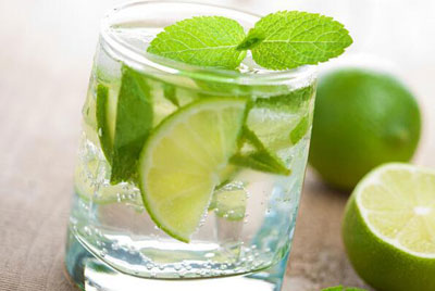 檸檬泡水可以用熱水嗎，熱水好還是冷水好