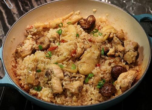 菜飯合一的美味麻油香菇燉飯?jiān)趺醋觯?/ data-1rQb=