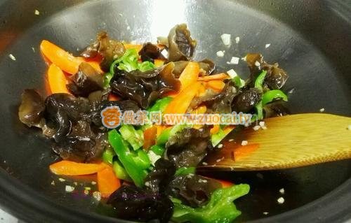 胡蘿卜黑木耳炒牛肉的做法