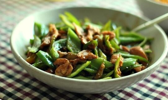 快手下飯菜甜椒雞胸肉怎么做？