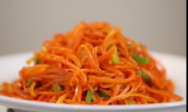增強視力的家常菜胡蘿卜炒香芹怎么做？