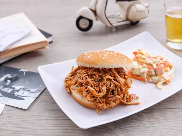 手撕豬肉三文治拌椰菜絲沙律怎么做？