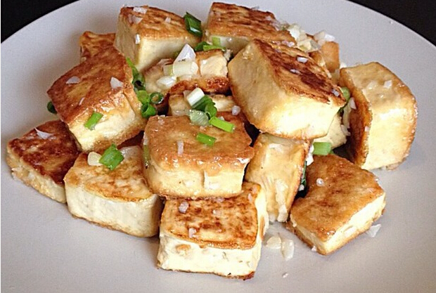 下飯的油爆豆腐怎么做？