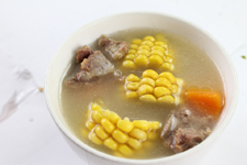 紅蘿卜玉米排骨湯的做法
