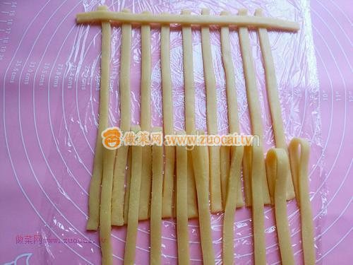 草莓醬夾心編織餅干的做法