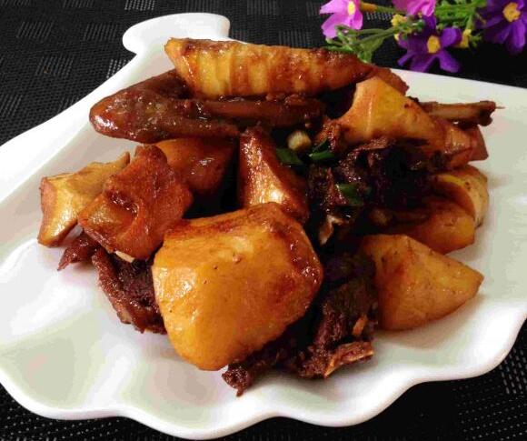 混搭美味馬鈴薯春筍燜鵝怎么做？