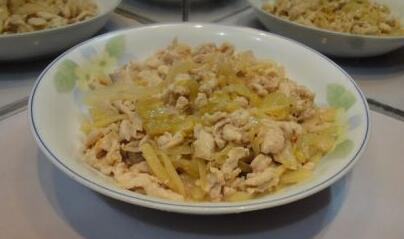 快手下飯菜雞胸肉炒白菜怎么做？