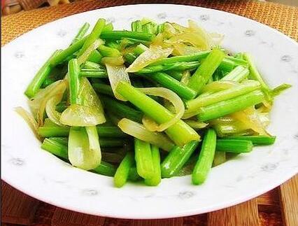清淡營養(yǎng)的香芹炒洋蔥怎么做？