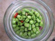 動手腌制美味酸豆角的做法步驟5