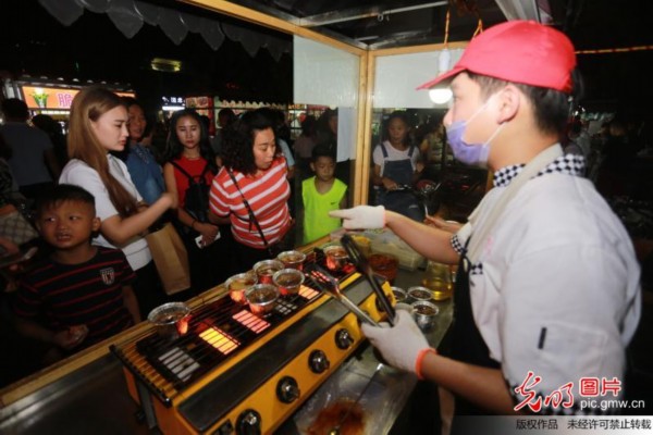 北體大武術生返鄉(xiāng)擺攤“烤腦花” 月入3萬