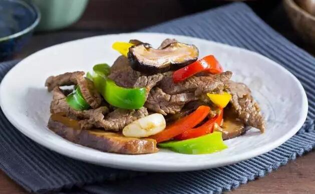 家常快手菜甜椒香菇炒牛柳絲怎么做？