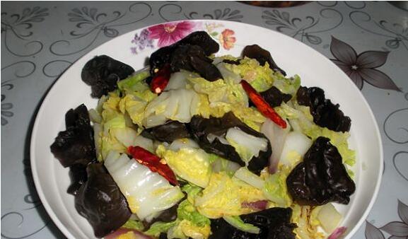 熗炒木耳元白菜怎么做？