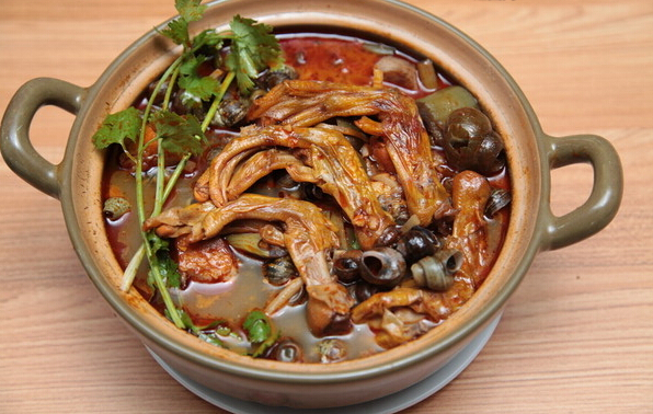 怎么做田螺鴨腳煲？