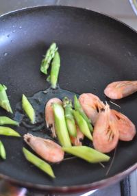 甜蝦蘆筍白醬意面#圣誕美味意餐#的做法步驟2