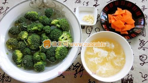 西藍(lán)花拌銀耳的做法