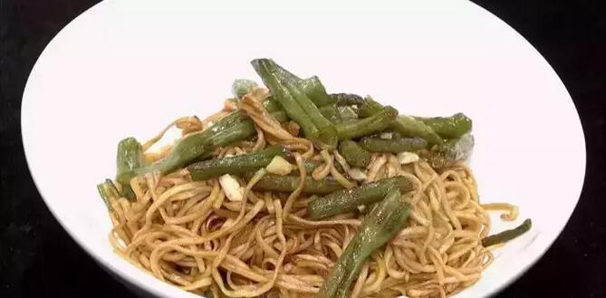 如何做懶人扁豆?fàn)F面？