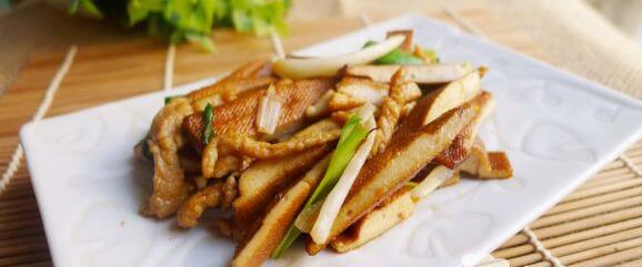 補(bǔ)益清熱的香干肉絲蒜苗怎么做？