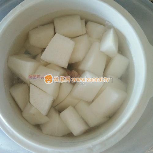 排骨蘿卜百合湯的做法