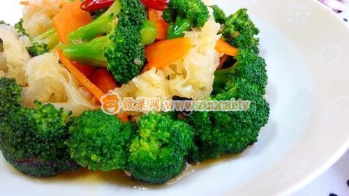 西藍(lán)花拌銀耳的做法