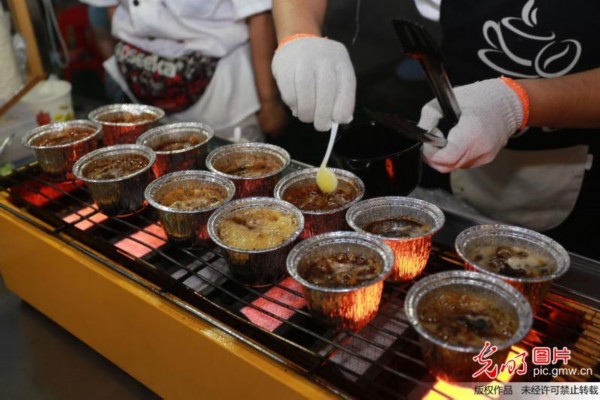 北體大武術生返鄉(xiāng)擺攤“烤腦花” 月入3萬