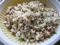 原味面粉蒸槐花的做法步驟2