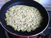 煎槐花雞蛋餅的做法步驟8