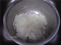 蘿卜臘腸粑粑的做法步驟2