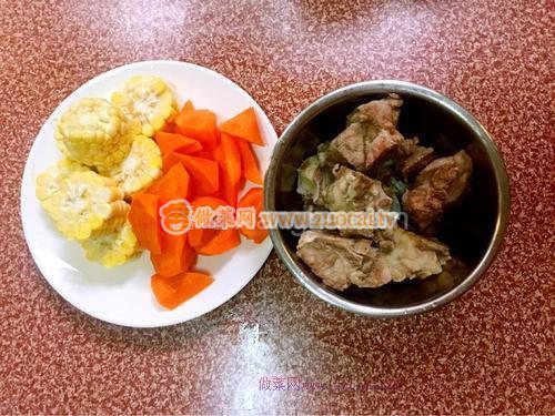 脊骨玉米胡蘿卜湯的做法