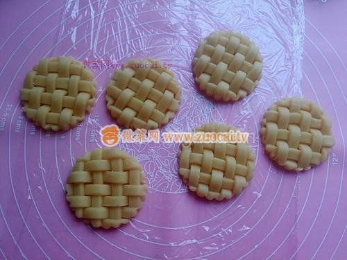 草莓醬夾心編織餅干的做法