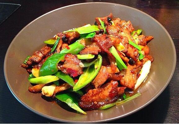 超級下飯菜青椒蒜苗回鍋肉怎么做？