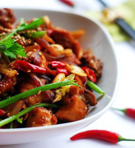 肉質(zhì)細嫩，味道鮮美的小米椒炒雞肉怎么做？