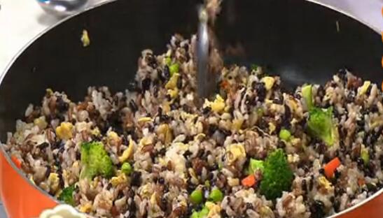 營(yíng)養(yǎng)美味的四色炒米飯?jiān)趺醋觯?/ data-Gxsy=