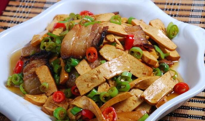 家常快炒菜五花肉炒香干怎么做？