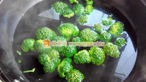 西藍(lán)花拌銀耳的做法