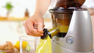 nuc原汁機(jī)食譜：生姜檸檬冰，夏日爽飲的做法步驟：2