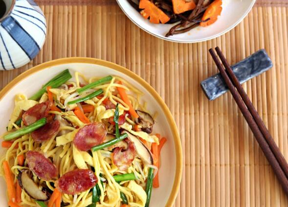 怎么做臘腸炒油面？