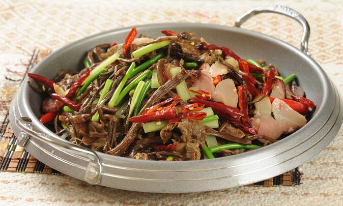 香辣十足的干鍋茶樹菇臘肉怎么做？