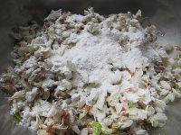 原味面粉蒸槐花的做法步驟5