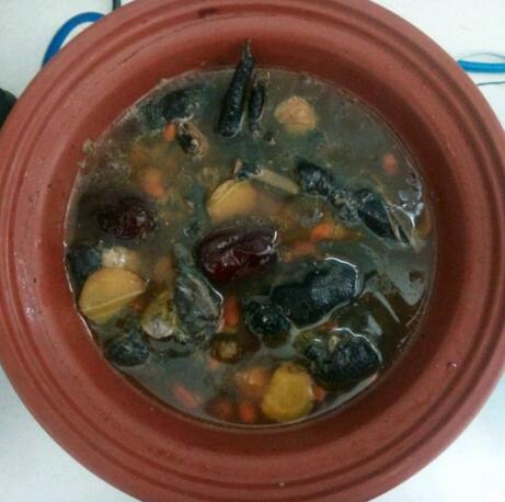 滋補(bǔ)養(yǎng)身的何首烏黑豆烏雞湯怎么做？