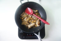 不需要技術(shù)含量的【姬松茸排骨煲仔飯】的做法步驟7