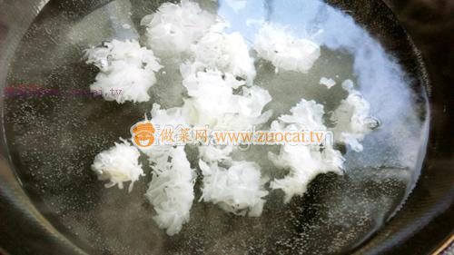 西藍(lán)花拌銀耳的做法