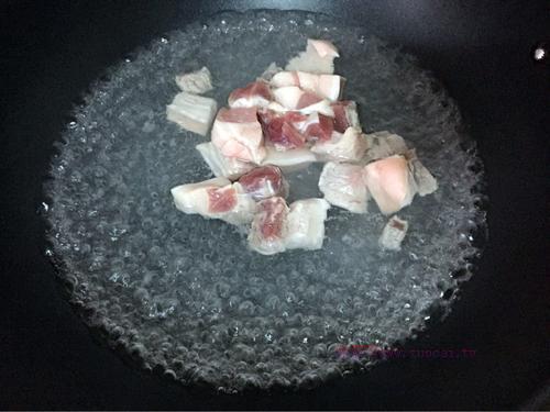 酸菜燉五花肉的做法