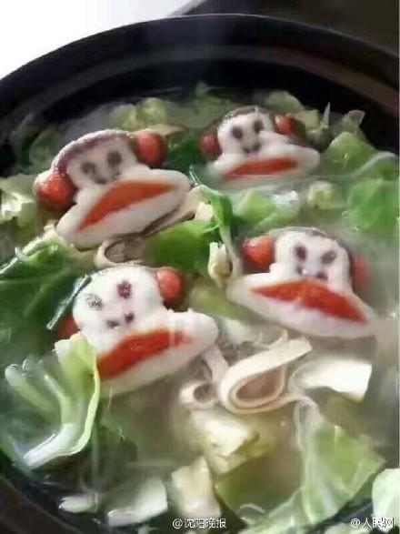 11月12日，有網(wǎng)友在微博上秀出了學(xué)校食堂發(fā)明的新菜：砂鍋大嘴猴，一份只要9塊錢。