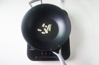 不需要技術(shù)含量的【姬松茸排骨煲仔飯】的做法步驟4