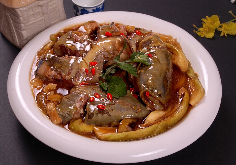 鯰魚(yú)燉茄子的做法