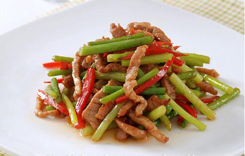 如何做開胃下飯的蒜苔炒牛柳？