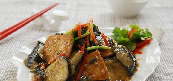 家常菜豆腐燜茄子怎么做？