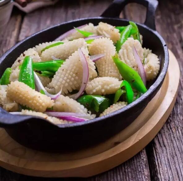 滋陰養(yǎng)胃、補虛潤膚的熗拌魷魚怎么做？