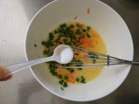 胡蘿卜香蔥蛋餅的做法步驟3