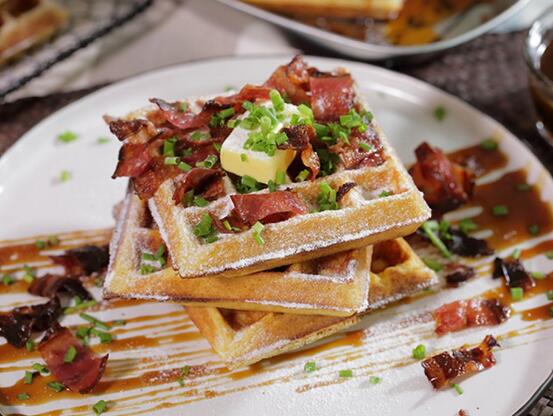 如何做比利時華夫餅配蘋果糖漿？